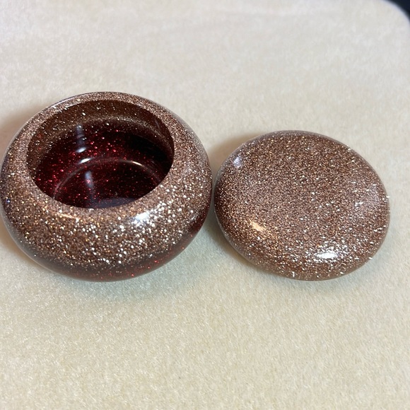 Red and gold glitter resin trinket container with lid. - Picture 4 of 7